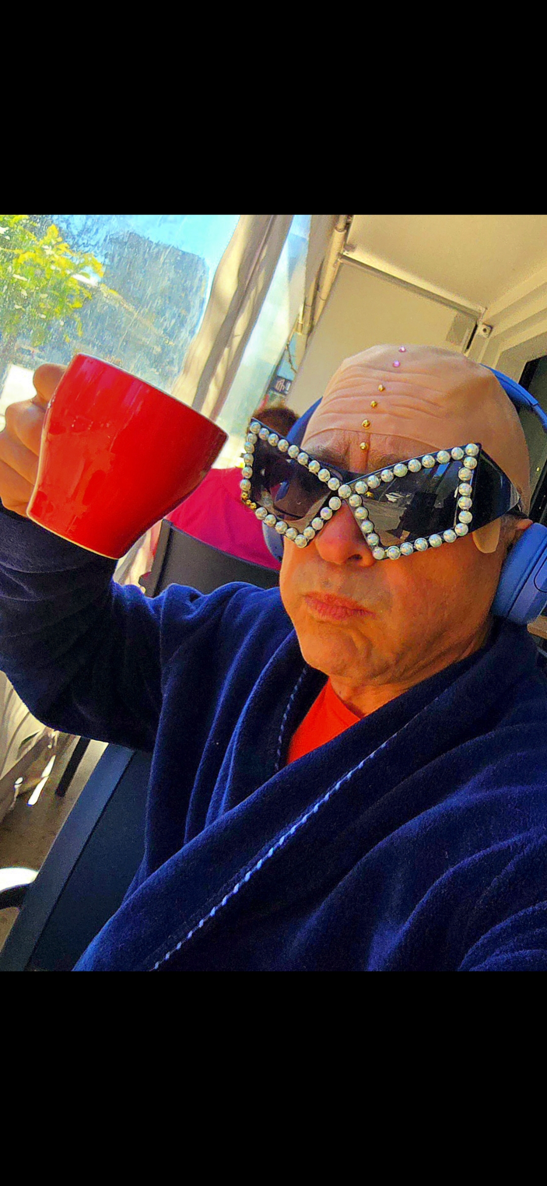 Cafe in pearl sunglasses